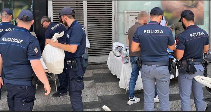 Il centro storico di Catania passato a setaccio: polizia cerca le armi e trova un B&b con clienti non schedati