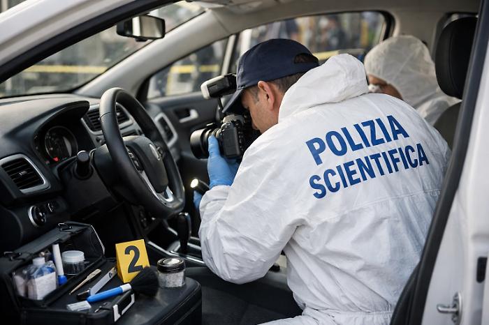 Vittoria, auto con tracce di sangue ritrovata sulla strada per Acate: indaga la polizia di Stato