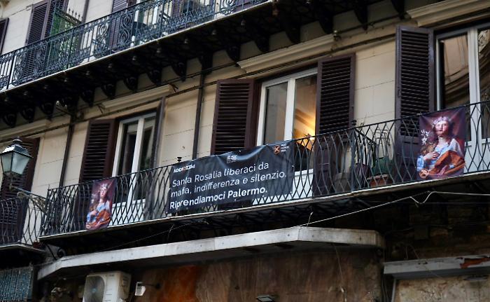 Striscioni di Addiopizzo ai Quattro Canti: &laquo;Santa Rosalia, liberaci dalla mafia, dall'indifferenza e dal silenzio&raquo;