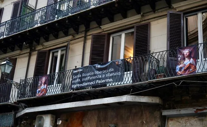Striscioni di Addiopizzo ai Quattro Canti: &laquo;Santa Rosalia, liberaci dalla mafia, dall'indifferenza e dal silenzio&raquo;
