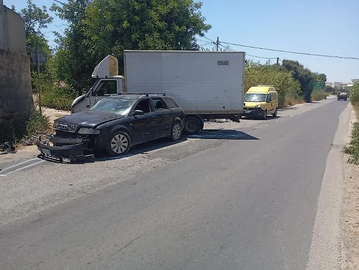 Paura sulla Vittoria mare, scontro tra un furgone e una vettura