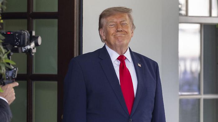 Trump cambia rotta: niente pedaggio sullo Stretto di Hormuz
