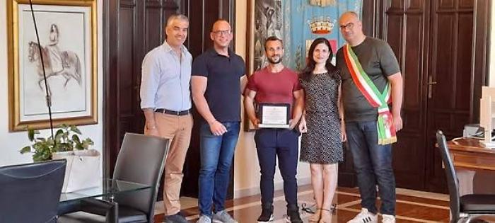Ispica, l'amministrazione comunale ha ricevuto a palazzo di Citt&agrave; il campione di bodybuilding Daniele Spadola