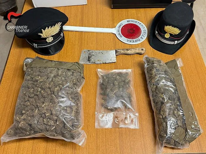 Arrestato a Campobello di Mazara: in casa aveva oltre un chilo di marijuana e una mannaia