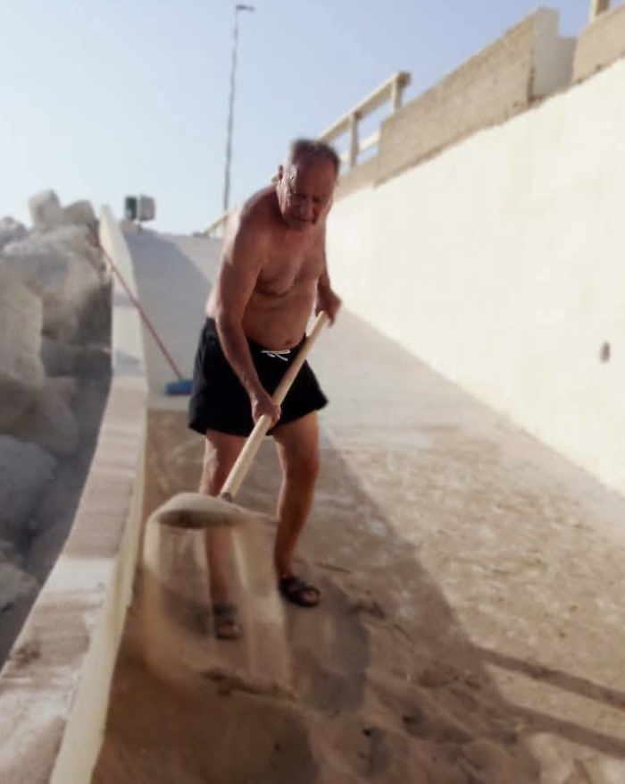 Scoglitti, l'imprenditore dal senso civico ripulisce la rampa per disabili impraticabile per la sabbia