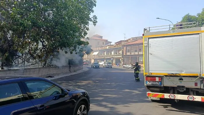 Incendi in tutta la Sicilia: fronte complesso vicino Sigonella. A Motta rogo vicino il centro abitato