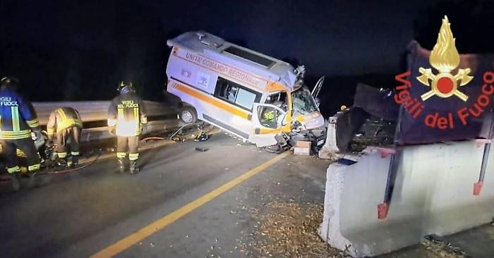 Incidente sull'A19 dopo Mulinello, un'ambulanza si ribalta: due feriti