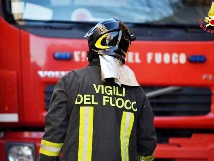 Una sigaretta accesa scatena l'inferno di fuoco a Palma di Montechiaro: palazzina salva per miracolo