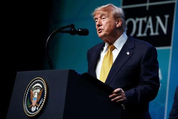 L'uomo che caricava sul "gobbo" le parole di Trump, scommette sulle parole e guadagna 100mila dollari: scandalo alla Casa Bianca 