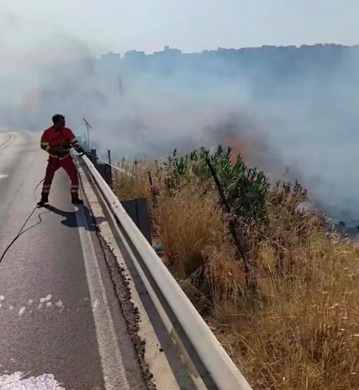 Le fiamme arrivano a ridosso delle abitazioni, pomeriggio di paura nella contrada Conventazzo