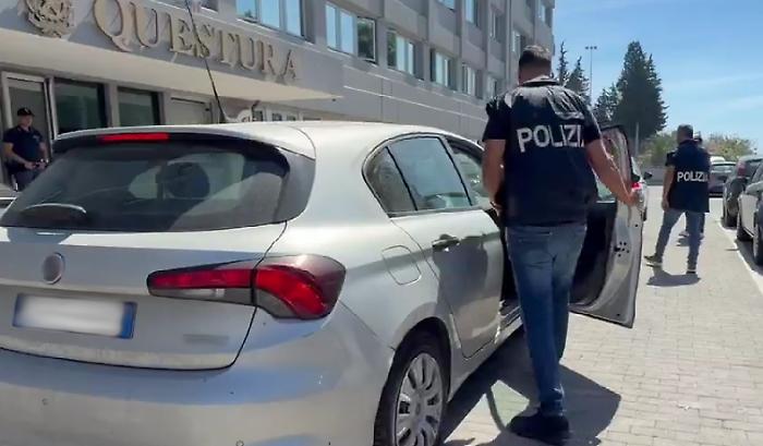 Restano bloccati in ascensore con le dosi di cocaina, crack e marijuana, la Polizia li soccorre e poi li arresta 