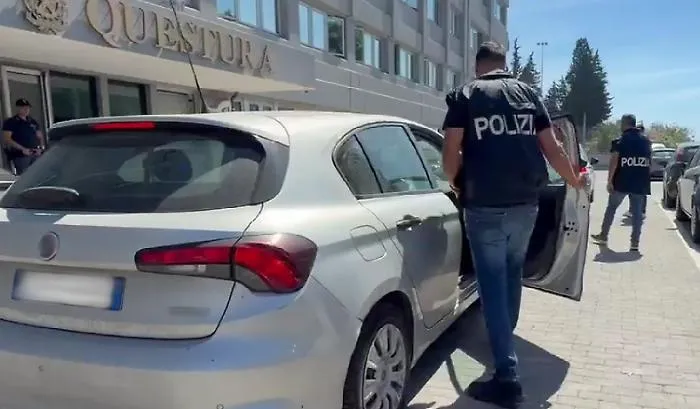 Restano bloccati in ascensore con le dosi di cocaina, crack e marijuana, la Polizia li soccorre e poi li arresta 