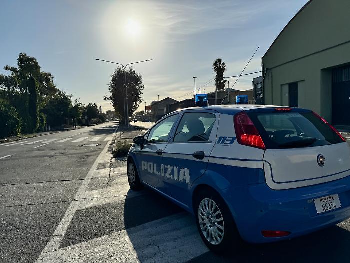 Sorpreso a guidare senza patente per sfuggire  sperona per due volte l'auto della Polizia