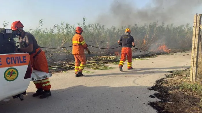 Tre squadre in campo e quattro incendi spenti a Vittoria, Acate e Comiso