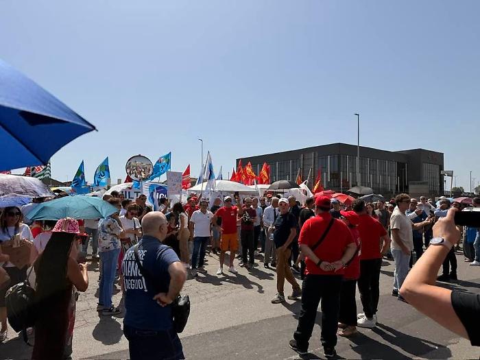 Pfizer Catania, centinaia in piazza sotto il sole contro i 330 licenziamenti
