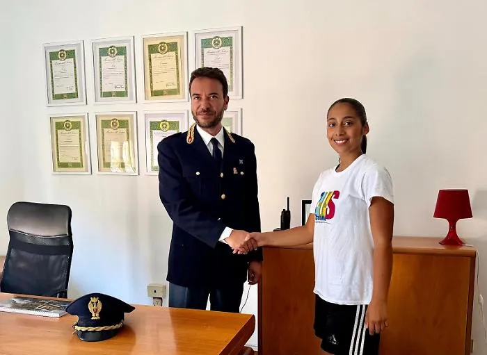 Trova 500 euro dimenticati nel bancomat di Vulcania e  li porta in commissariato: appartenevano a un anziano