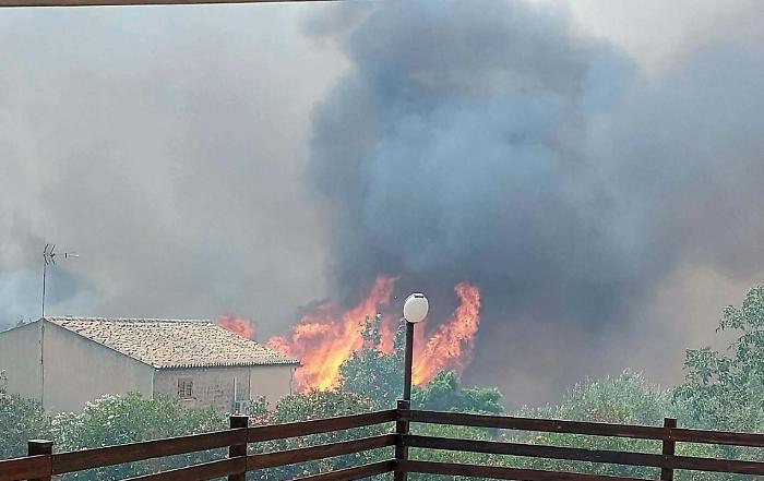 Modica, incendio a Monserrato. Alcune famiglie costrette a evacuare le abitazioni