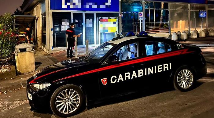 Pedara,  assalto notturno al supermercato: i Carabinieri sventano il colpo