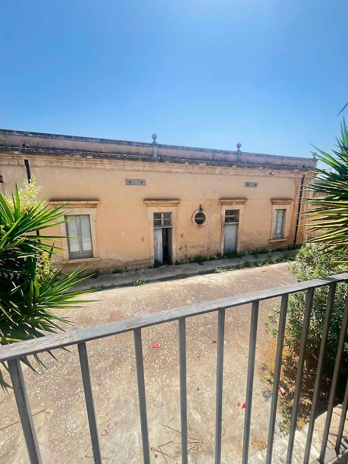 Modica, sfondate le porte dell'asilo Milano-Palermo: "Era quello che temevamo"