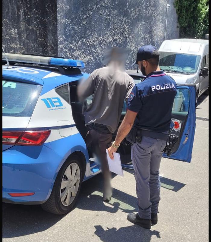 Follia al pronto soccorso a Catania: soccorso per un malore, si sveglia e picchia un poliziotto 