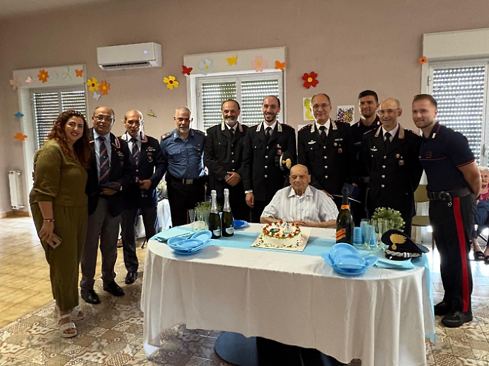 Da oltre un secolo fedele: festeggiato l'appuntato dei carabinieri Giacomo Polverino, 103 anni