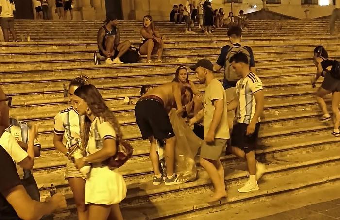 Dopo la finale mondiale, la lezione di civilt&agrave; degli argentini di Noto: raccolgono i rifiuti dalle scale della Cattedrale