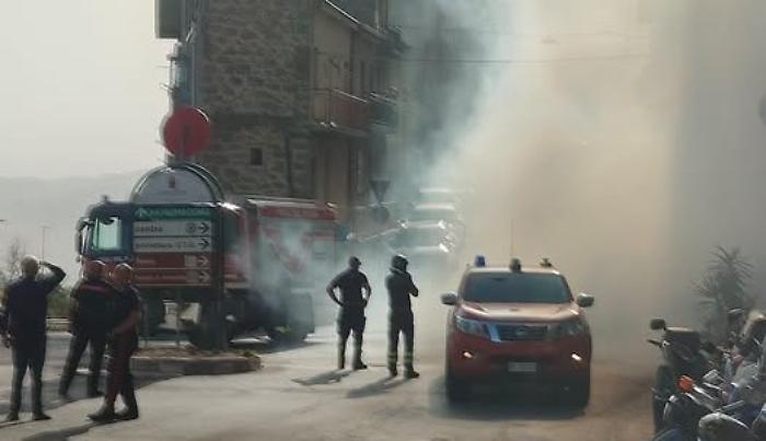 Come se non bastassero i roghi, anche un&rsquo;auto in fiamme nel centro di Enna: intervento dei vigili del fuoco