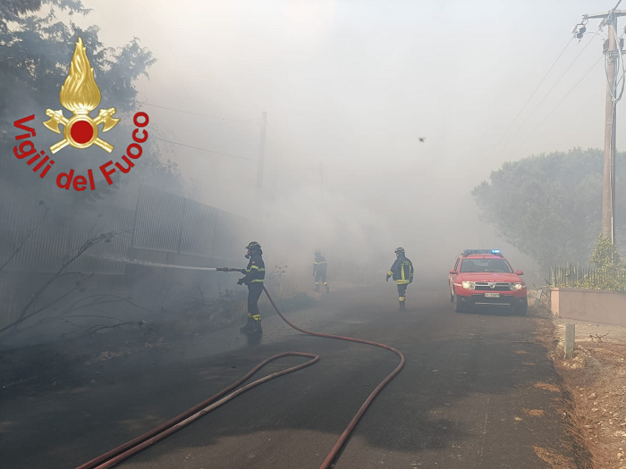 Centinaia di ettari in fumo: cinque giorni di lotta contro le fiamme, tre intossicati e famiglie evacuate. E Crisafulli annulla i fuochi della festa