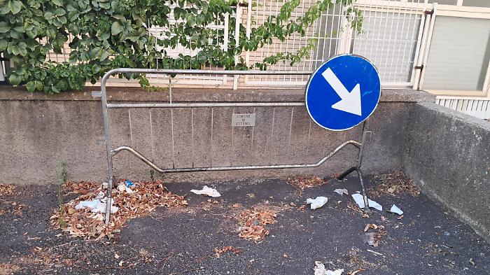 Transenna abbandonata in via Domenico Morelli a Catania: il Comune intervenga