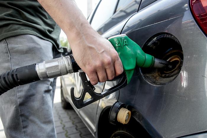  Stangata d'estate ai distributori: l'onda lunga del caro-carburanti si abbatte sulla Sicilia