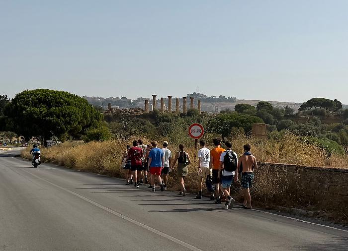 Turisti a piedi tra i veicoli per raggiungere i Templi: il paradosso della mobilit&agrave; ad Agrigento