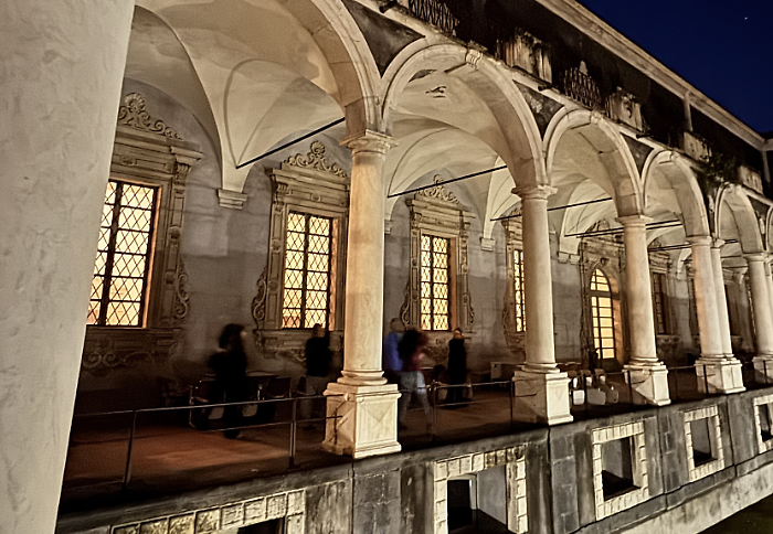 Luci e ombre al Monastero dei Benedettini: viaggio notturno nel tardo barocco