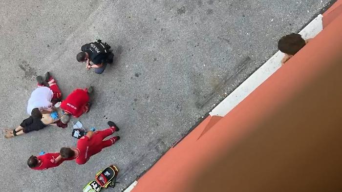 "Lo hanno ucciso senza motivo": la disperazione e l'accusa della moglie di Fakir dal Marocco