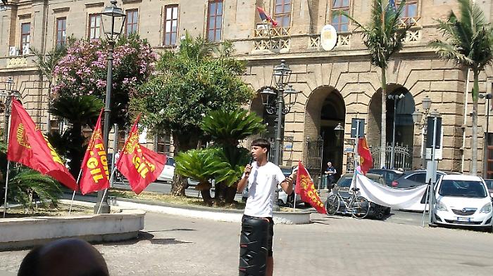 Adesione totale dell'indotto A2a allo sciopero: operai e studenti presidiano Milazzo