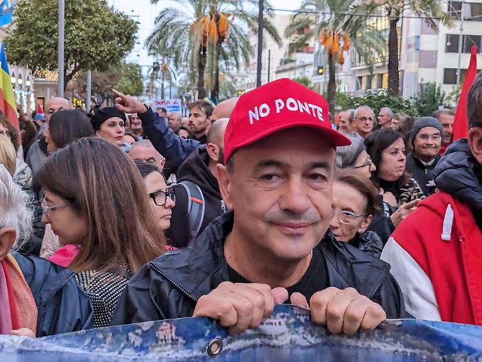 Il ritorno di Mimmo Lucano: la Corte d'Appello restituisce Riace al suo sindaco 