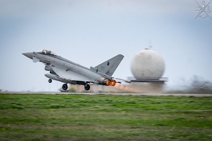 Caccia italiani in azione in Romania: scatta l'operazione contro il misterioso drone intruso (poi abbattuto)