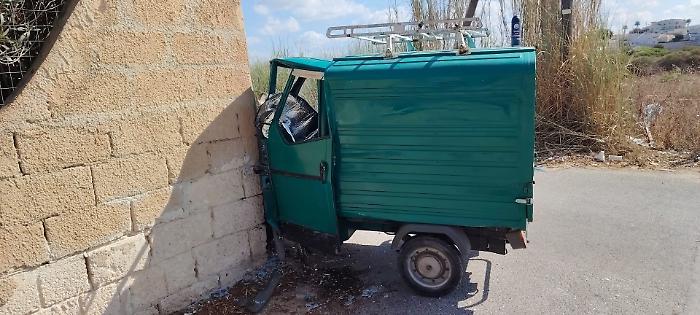Scoglitti, con l'Ape finisce contro un muro: ferito il conducente