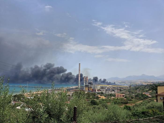 Incendio all'ex Blutec di Termini Imerese, l'allarme della sindaca: "Spostatevi da casa solo per necessit&agrave;"