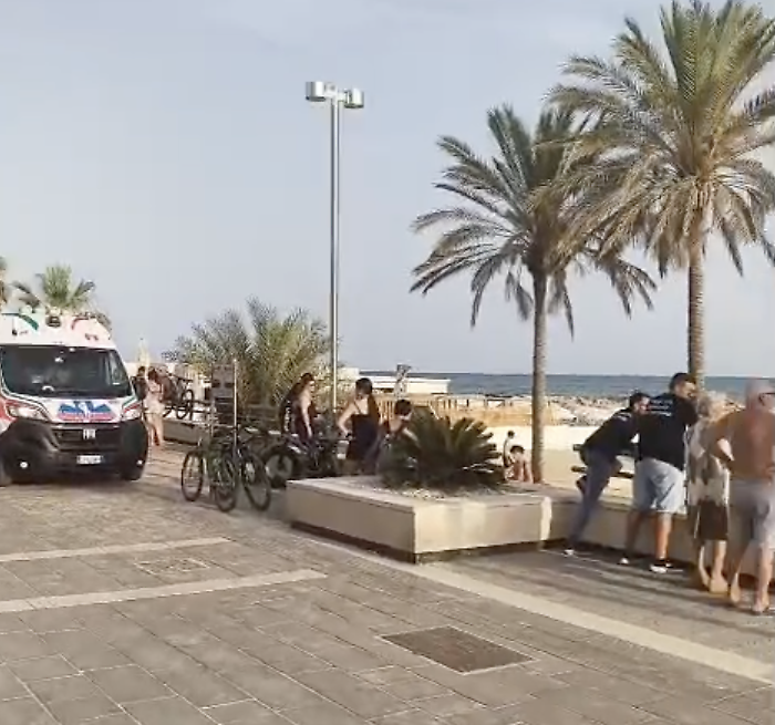 Marina di Ragusa, bagnanti sorpresi dalle correnti: interventi rapidi e mezzi di soccorso sul lungomare