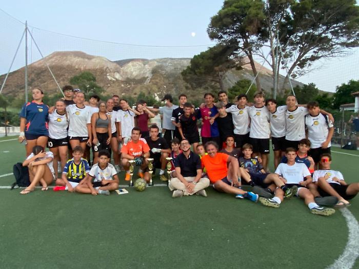 A Vulcano il primo torneo di calcio unisce l'isola: giovani, squadra femminile e famiglie in festa