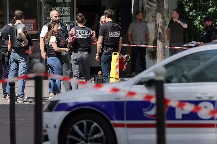 Donne accoltellate a Parigi: "Mi ha mandato Allah"; per gli inquirenti gesto di un folle