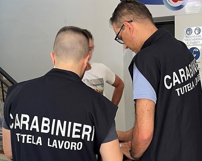 Lavoratori in nero in bar e pasticcerie di Catania, dopo i controlli scattano le multe e la sospensione delle attivit&agrave;