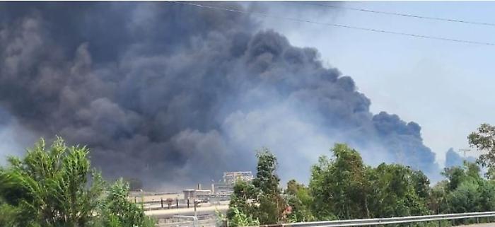 Termini Imerese, ancora fiamme in sette capannoni industriali: inizia la conta dei danni