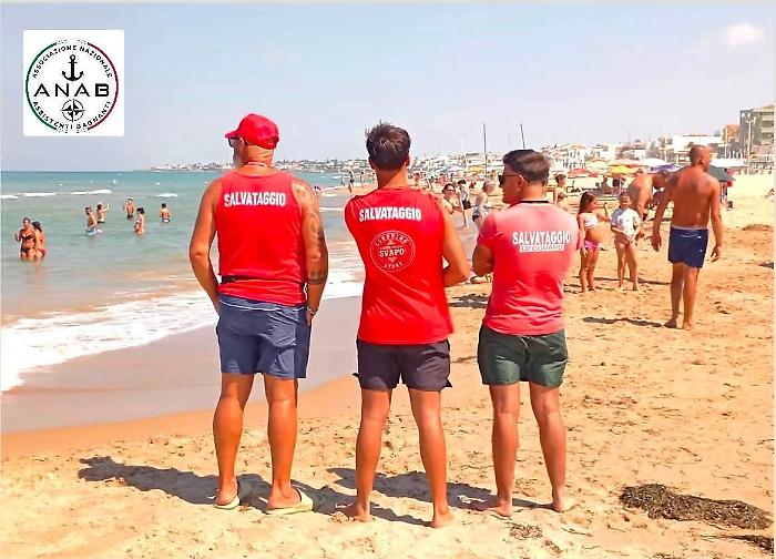 Scoglitti, i bagnini salvano madre e figlio dal mare pericoloso
