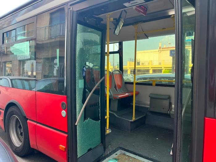 Sassate contro un autobus della linea 22, arrestato un giovane