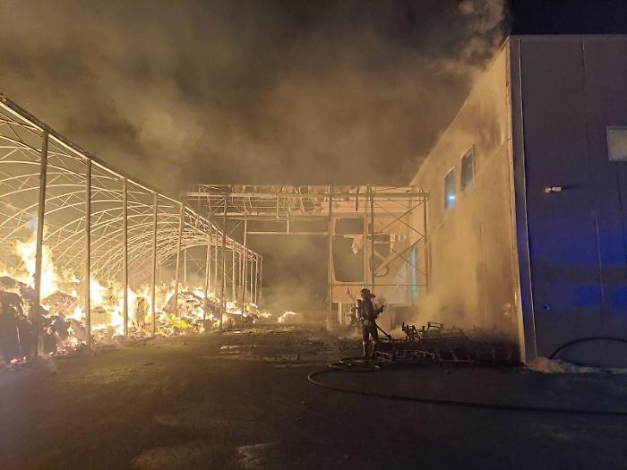 Santa Croce, incendio nella notte in un'azienda di imballaggi di cartone