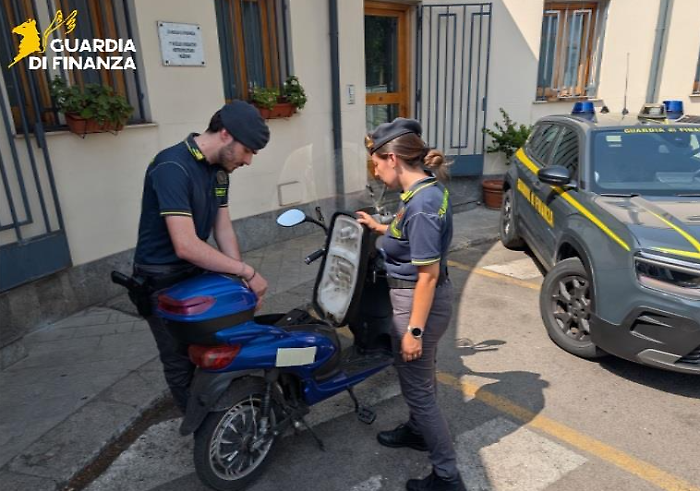 Scooter elettrici venduti come bici a pedalata assistita: sequestrati migliaia di mezzi, indagato imprenditore palermitano