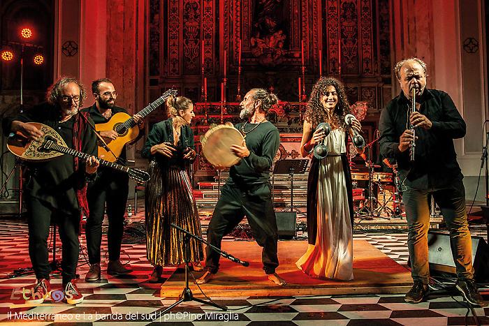 Alkantara Off: il Mediterraneo della Banda del Sud illumina Piazza Duomo ad Acireale