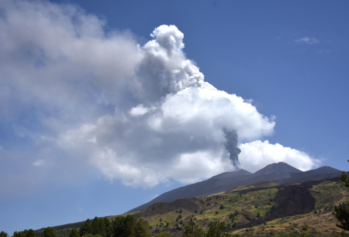 Etna, attivit&agrave; stromboliana in diminuzione, resta la cenere: nube alta 7 km, ricaduta su Bronte