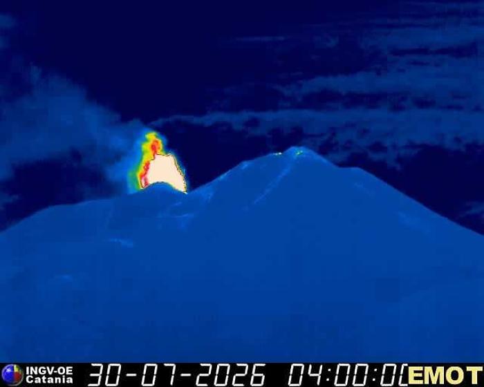Etna, attivit&agrave; stromboliana dalla Voragine: nube di cenere in direzione Nord-Ovest